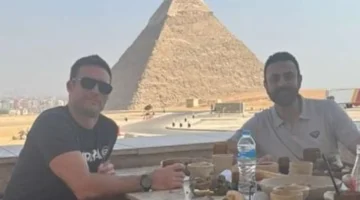 محمد كريم يدعو سكوت إيستوود لتجربة الأطباق المصرية التقليدية ملوخية بالأرانب والكشري